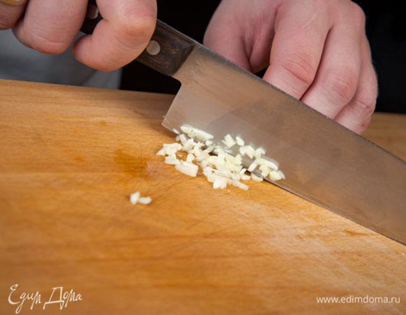 Чеснок почистить, раздавить плоской стороной ножа и мелко порубить.
