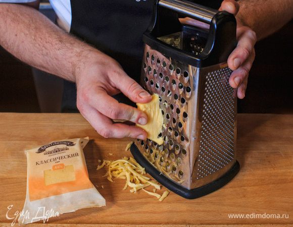 Сыр натереть на мелкой терке. Для приготовления соуса песто отлично подойдет твердый сыр "Брест-Литовск".
