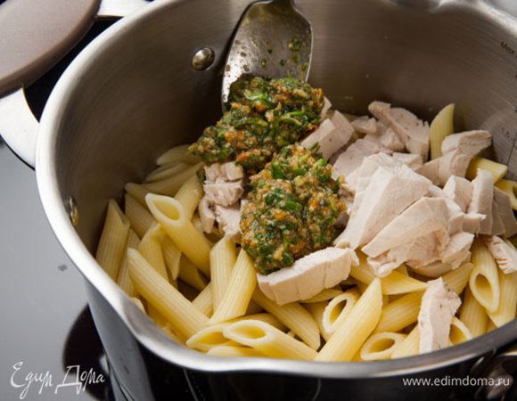 Макароны отварить в подсоленной воде согласно инструкции на упаковке, затем воду слить в емкость и сохранить. К горячим макаронам добавить куриную грудку, 2 ст. ложки соуса, влить немного воды, в которой варились макароны и все перемешать.
