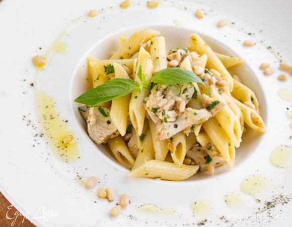 Переложить макароны с курицей и соусом на блюдо, посыпать оставшимися орехами, сбрызнуть оливковым маслом и украсить базиликом.