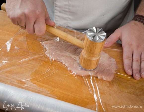 Куриную грудку помыть, обсушить бумажным полотенцем. Отделить от хребта на 2 части. Каждую часть отбить в тонкий пласт. Посолить и поперчить.
