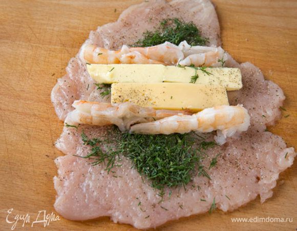 На каждый пласт выложить по 1 ст. л. рубленного укропа, заранее отваренные и очищенные креветки, по брусочку сыра и сливочного масла. С твердым сыром "Брест-Литовск" блюдо получается очень сочным и нежным. 
