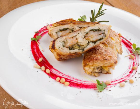 Вытащить грудки из духовки. С помощью ножниц удалить нитки.
Можно подавать к столу украсив веточкой розмарина. Отлично подойдет в качестве гарнира смесь дикого и длинного риса или овощной салат. 
Приятного аппетита!