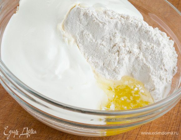 Смешать все ингредиенты для теста — мука, сметана, белки. Закрыть и убрать в холодильник на 30 минут.