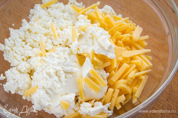 Смешать все ингредиенты для начинки — творог, сыр твердый, сыр мягкий, посолить. Пирожки с сыром и творогом "Брест-Литовск" — настоящее объедение!