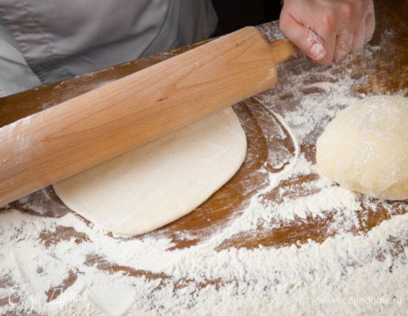 Раскатать тесто, припорошив его мукой, толщиной 1/2 см.