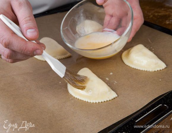 Разложить на застеленный бумагой противень. Смазать яйцом и запекать минут 40 в разогретой до 200°С духовке. Лучше проколоть пирожки для того, чтобы тесто не лопнуло, и начинка не вытекла.