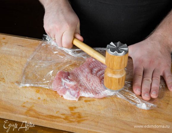 Мясо отбить как можно тоньше, придать форму приблизительную к прямоугольнику. Натереть каждую отбивную солью, перцем и пропущенным через пресс чесноком. Можно использовать любые любимые специи.