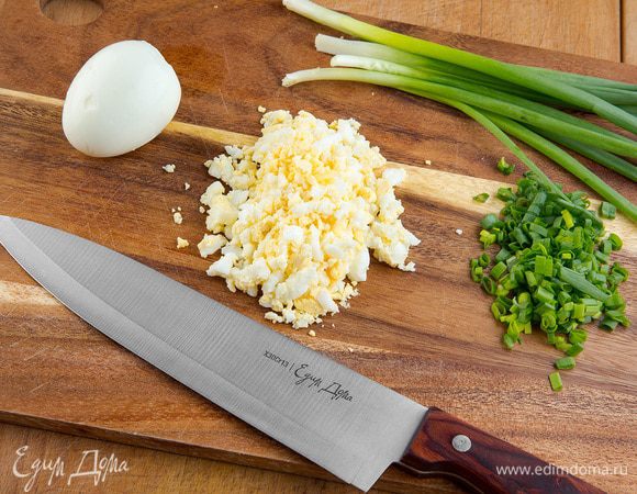 Для начинки: отварные яйца мелко нарезать и поместить их в чашу, добавить к ним мелко нарезанный зеленый лук, посолить и перемешать.