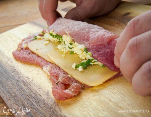 Свернуть в тугой рулет.