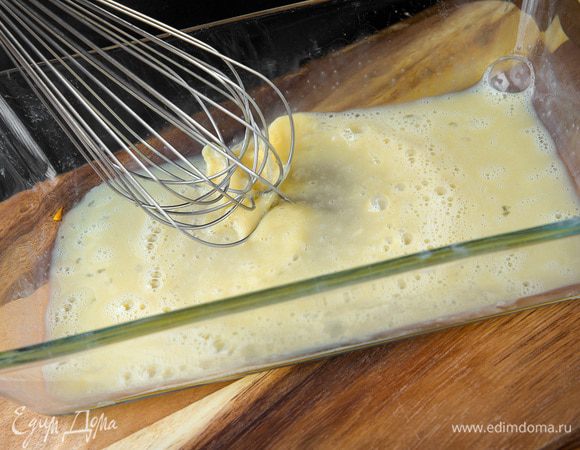 Яйца разбить в чашу и немного взбить.