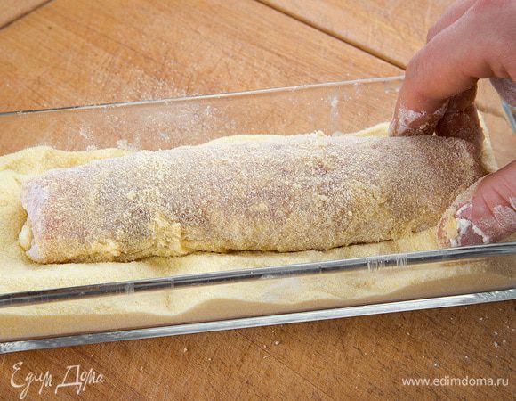 Каждый рулет сначала обвалять в муке, затем полностью окунуть в яичную смесь, после этого обвалять в панировочных сухарях или в манке.