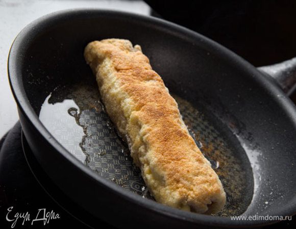 Разогреть сковороду с подсолнечным маслом, выложить рулеты и обжарить до готовности и золотистой корочки с двух сторон. Масло должно быть достаточно сильно раскалено для того, чтобы рулеты хорошо прожарились. Затем оставить на 10 минут в духовке, разогретой до 180°С.