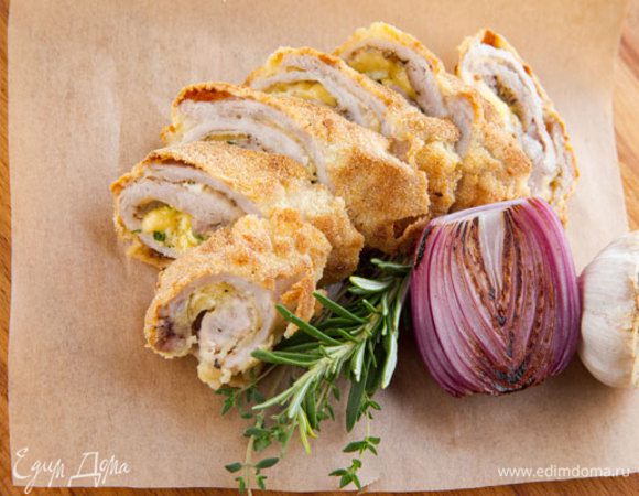 Готовые рулеты нарезать тоненькими кусочками и подавать к столу с овощами, овощным салатом или каким-либо гарниром. Приятного аппетита!