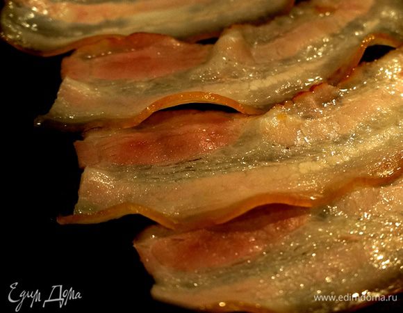 Первым делом я всегда обжариваю бекон, чтобы потом не отвлекаться. Не используйте масло, бекон можно жарить на сухой сковороде. Ломтики должны получиться в меру золотистые и хрустящие. Я выбрала бекон "Венгерский" от Ремит.