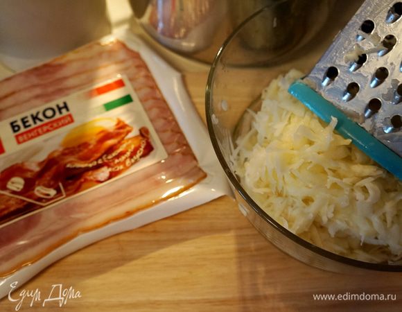 Натираем картофель на крупной терке. 