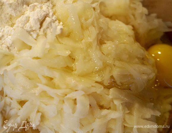 Добавляем в миску с картофелем яйцо и муку. Важно не солить на этом этапе, иначе драники не получатся хрустящими. 