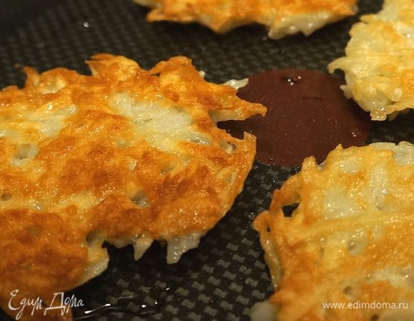 Через 5–7 минут аккуратно переворачиваем и обжариваем с другой стороны. Вот теперь можно немного поперчить и посолить, но не забывайте, что бекон тоже придаст блюду солоноватый вкус.