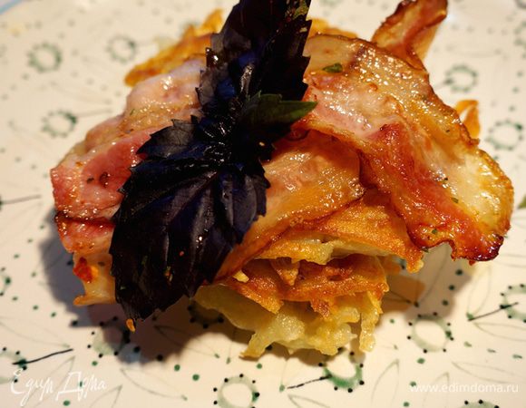 Мне нравится выкладывать драники стопкой и украшать их сверху беконом и зеленью. В этот раз я использовала свежий базилик.

Приятного аппетита!