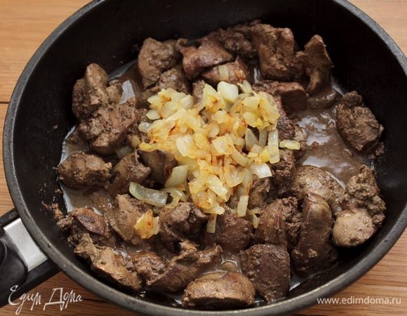 В масло выложить кусочки куриной печени. Обжарить по 7 -10 минут с каждой стороны, темный печеночный цвет должен исчезнуть. Вернуть на сковороду лук. Влить три ложки коньяка и перемешать. Потушить еще минут 5.