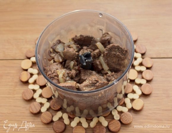 Все содержимое сковородки – лук, печень и выделившийся сок, выложить в чашу блендера. Поперчить, посолить и измельчить до паштетообразного состояния. Влить в паштет оставшееся растопленное масло, еще раз взбить.