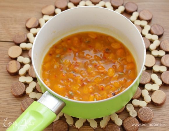 В сотейник выложить ягоду добавить немного воды, поставить на огонь до закипания, когда ягодки начнут лопаться и отдавать свой сок, добавить корицу на кончике ножа, поварить минуты 3-4.