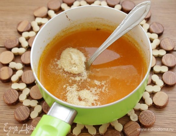 Затем протереть ягоды и сок через сито. Развести получившееся пюре водой до  230 мл, добавить быстро растворимый желатин, хорошо размешать.