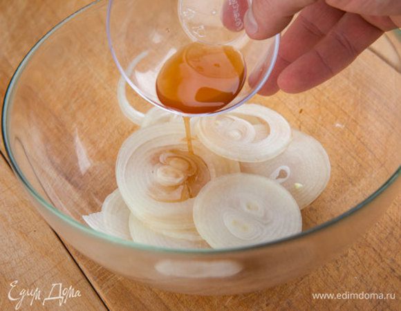 Варим гречку, остужаем. 
Лук нарезаем кольцами, заливаем уксусом и оставляем на 20 минут. 