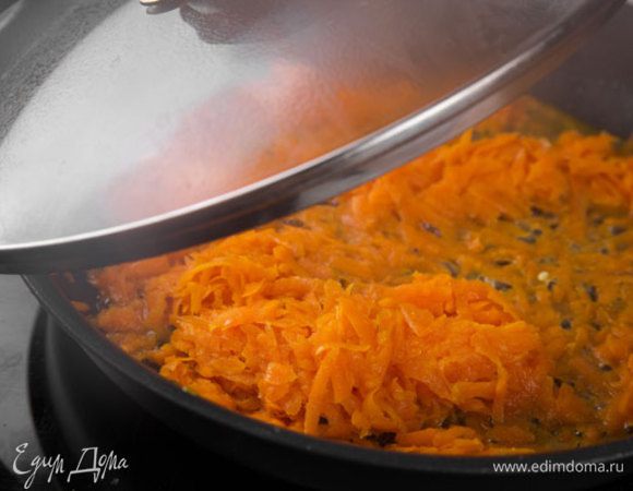 Морковь натираем на крупной терке и тушим в сковороде с добавлением растительного масла с закрытой крышкой. 