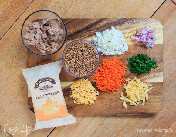 Натираем на мелкой терке в разные емкости сыр и яичные желтки. Нарезаем мелко яичные белки. Мелко рубим зелень. Горбушу очищаем от костей и разминаем вилкой.