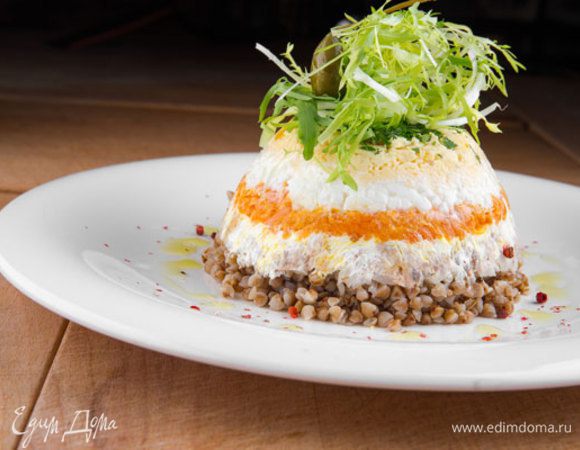 Ставим в холодильник пропитаться на пару часов и можно подавать к столу. При подаче салат необходимо перевернуть и украсить зеленью на ваш вкус.
Приятного аппетита!