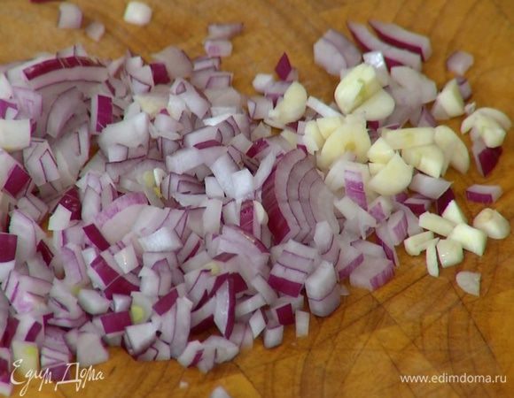 Лук и чеснок почистить и мелко порубить.
