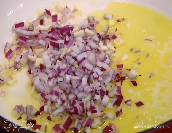 Разогреть в тяжелой сковороде сливочное и оливковое масло и обжарить лук и чеснок.