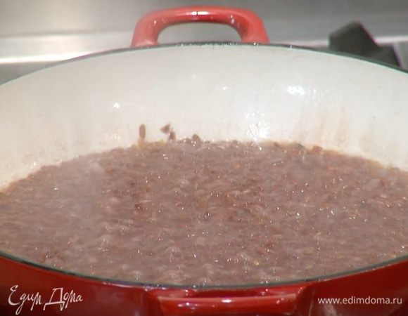 Накрыть сковороду крышкой и тушить рис на медленном огне 18–20 минут.