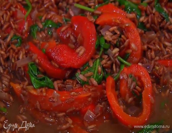 Когда бульон почти весь выкипит, добавить к рису шпинат и сладкий перец, все посолить, поперчить и перемешать. Не накрывая сковороду крышкой, прогревать рис еще некоторое время, пока оставшийся бульон не выпарится.