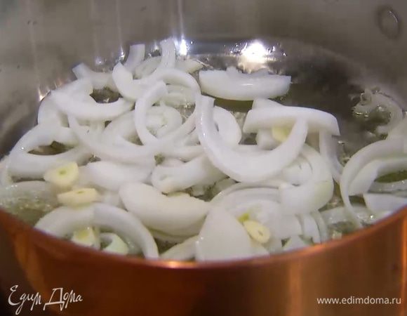 В глубокой тяжелой сковороде разогреть оливковое масло и обжарить лук и чеснок до прозрачности.