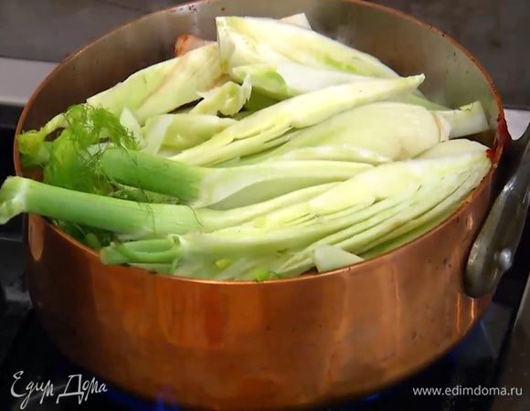 Выложить в сковороду к луку с чесноком свинину и обжарить мясо с одной стороны на сильном огне, затем перевернуть и добавить томатную пасту и анчоусы. Все немного обжарить, затем еще раз перевернуть мясо и выложить сверху фенхель.