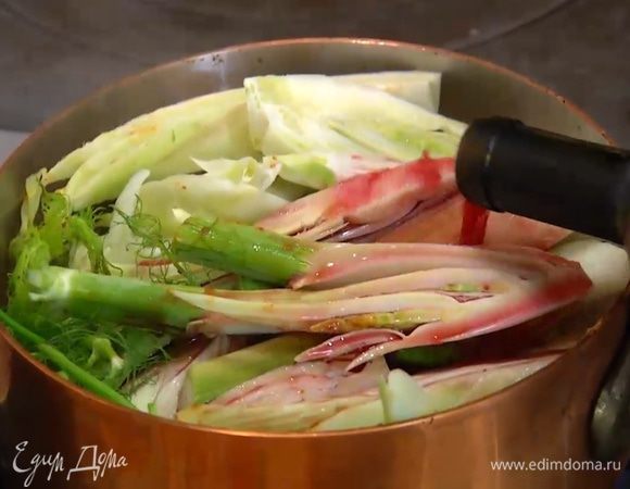 Влить в сковороду вино, так чтобы мясо было полностью покрыто.