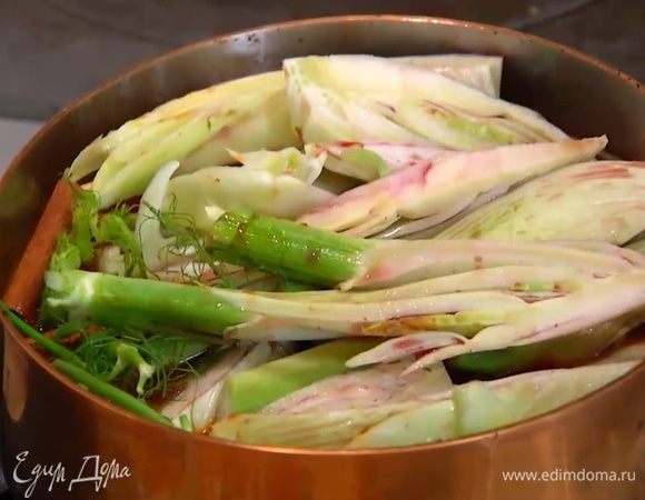 Палочку корицы сломать пополам, добавить в сковороду, накрыть крышкой и томить все полтора часа.