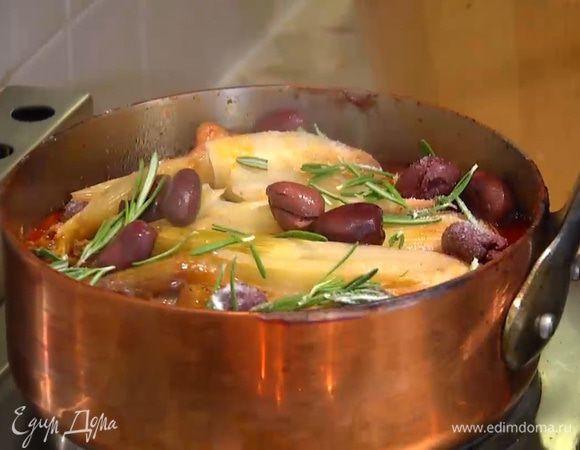 Добавить оливки и листья розмарина, все посолить и готовить, не накрывая крышкой, еще 20‒30 минут до готовности свинины.