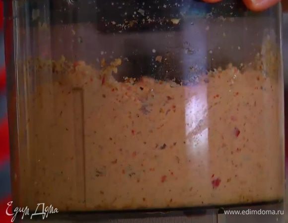 Приготовить соус: миндаль измельчить в блендере в мелкую крошку, добавить оставшийся зубчик чеснока, измельчить его, затем выложить в блендер запеченный перец, перец чили и булочку, всыпать копченую паприку, влить 4 ст. ложки оливкового масла Extra Virgin, посолить, поперчить и все взбить.