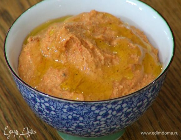 Переложить соус в красивую посуду и сбрызнуть оставшимся оливковым маслом.