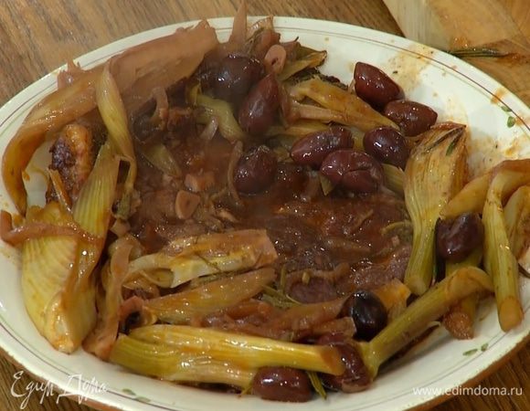 Готовое мясо с овощами выложить на подогретую тарелку и подавать с соусом.