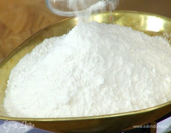 Муку перемешать с разрыхлителем.