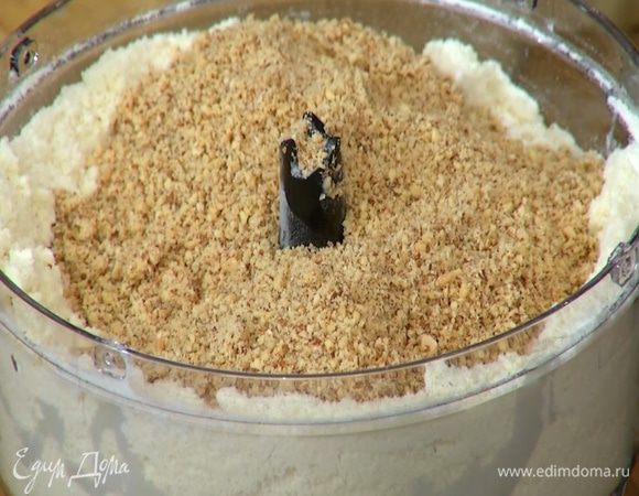 Миндаль измельчить блендером в муку, всыпать в тесто и немного вымешать все вместе.