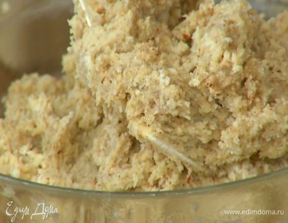 Добавить взбитые яйца с сахаром и еще раз вымешать.