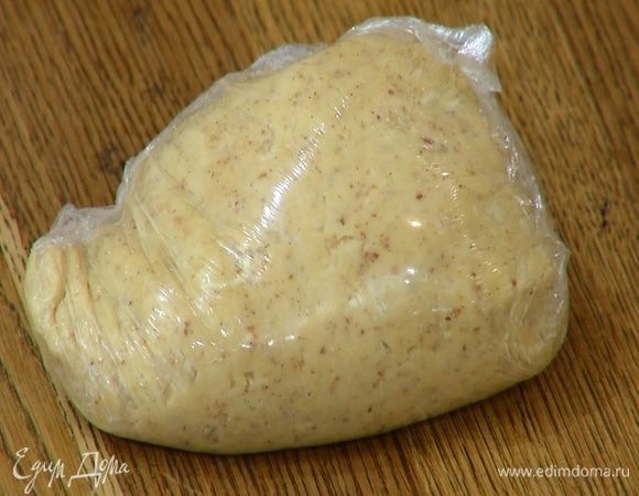 Отделить от теста одну треть, обе части завернуть в пищевую пленку и отправить в морозильник на 30 минут.