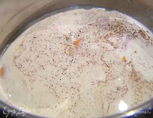 В кастрюле соединить молоко, сливки, ванильный сахар, добавить цедру апельсинов и лимона и довести все до кипения.