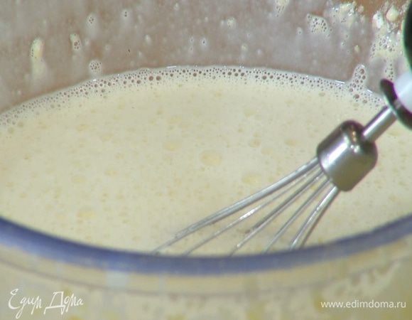 Всыпать 80 г муки и манку и еще немного взбить.