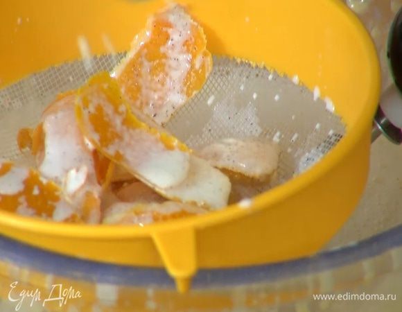 Молоко со сливками и цедрой процедить через сито, влить в желтковую массу и все еще раз взбить.